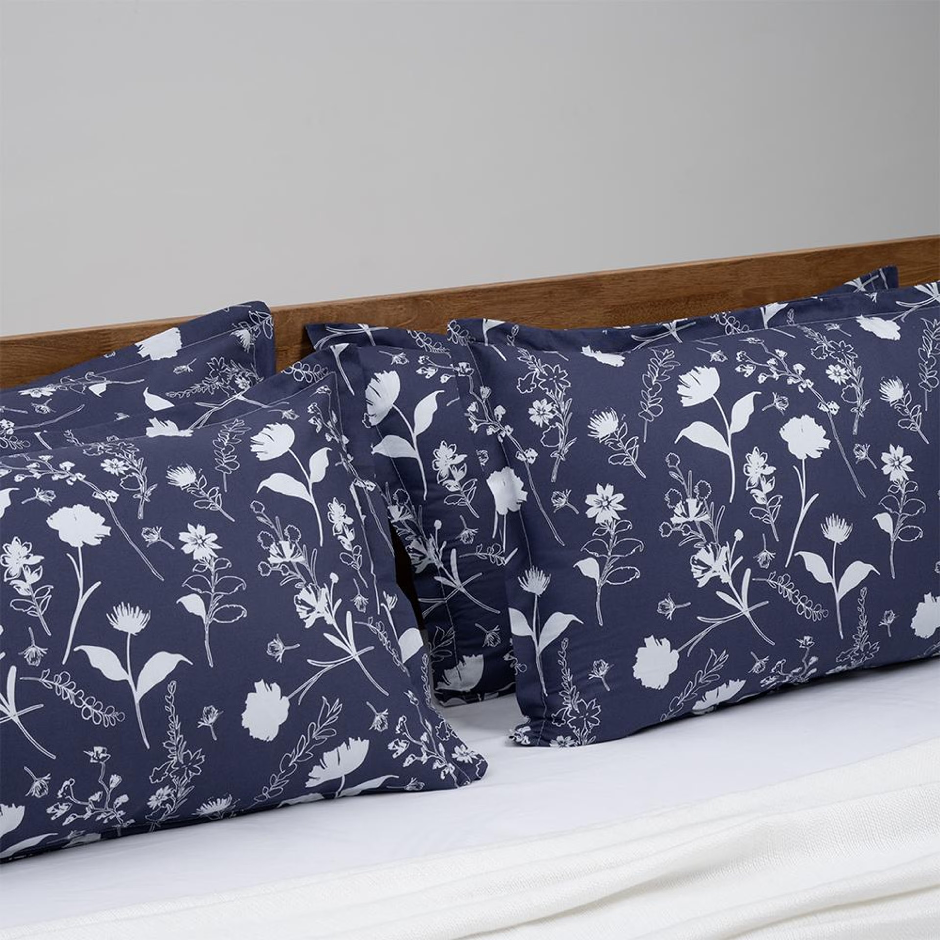 Home 46 100% Cotton Pillow Cover | Standard Size 27x18 Inch | Set Of 4 | 144 TC | White & Blue - Evelyn Standard, Set of 4, Cotton, White & Blue - Evelyn